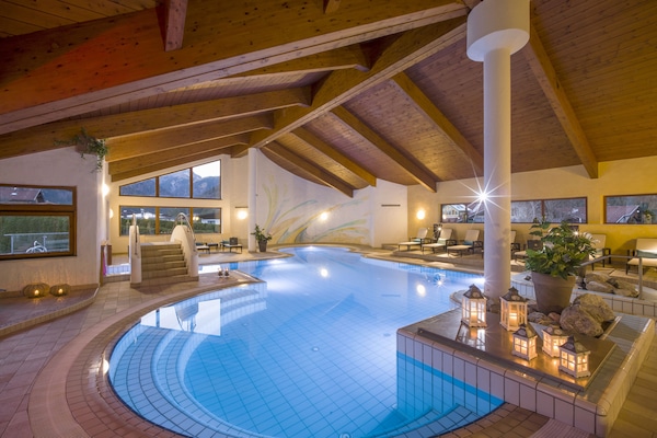 Una piscina techada, una piscina al aire libre