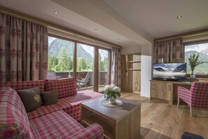 Comfort-Suite, Bergblick | Wohnbereich | Flachbildfernseher