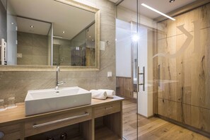 Bruser, gratis toiletartikler, hårtørrer, badekåber