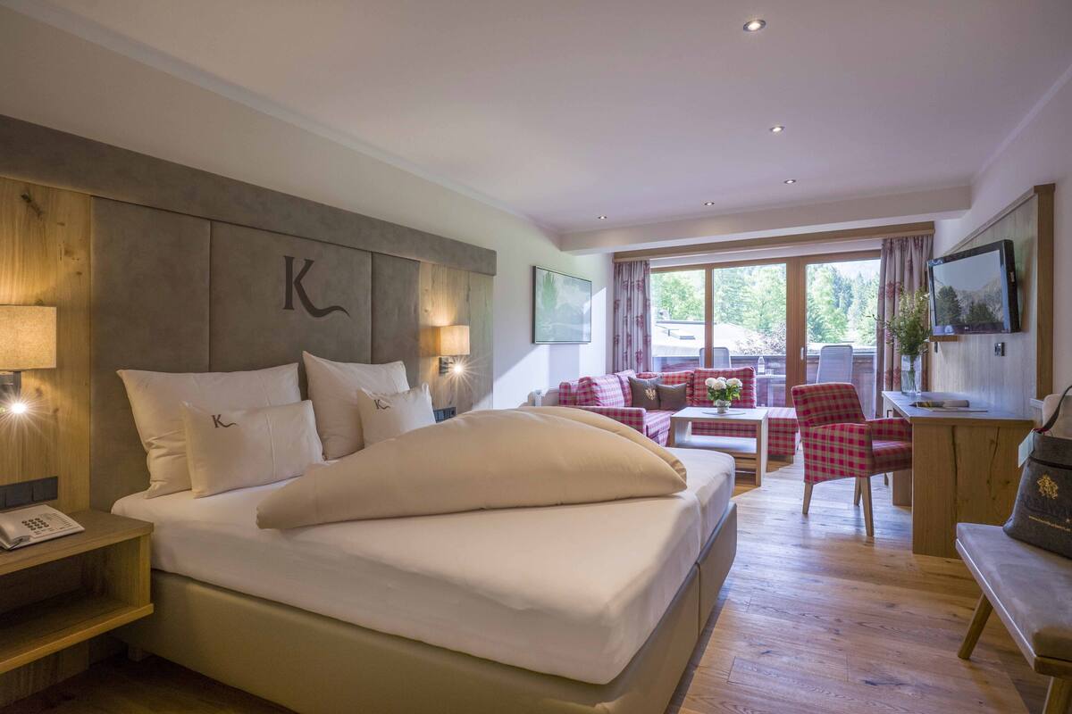 Comfort Suite, Mountain View | Desk, WiFi (free), bed sheets