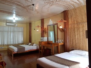 ファミリー ルーム | セーフティボックス (室内)、デスク、可動式ベッド、WiFi (無料)