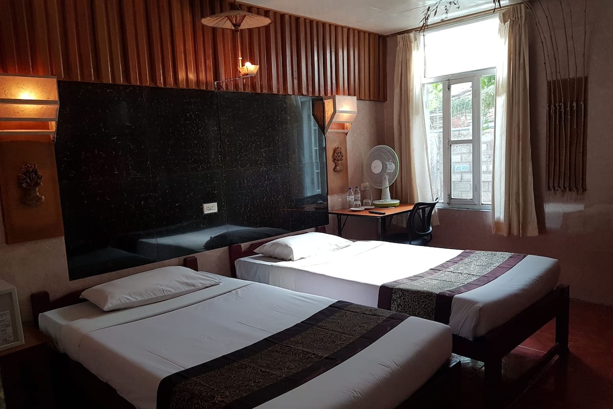 Standaard kamer | Een kluis op de kamer, een bureau, extra bedden, gratis wifi
