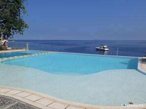 室外游泳池，无边泳池