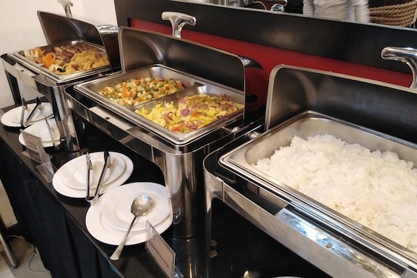 Daily continental breakfast (PHP 450 per person)