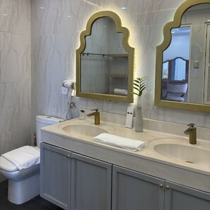 Margarette Suite | Bathroom | Free toiletries, hair dryer, bathrobes, bidet