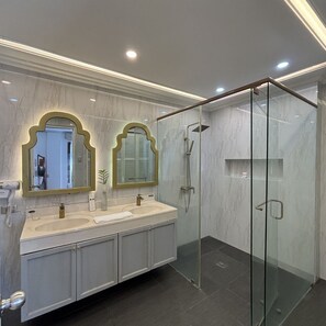 Margarette Suite | Bathroom | Free toiletries, hair dryer, bathrobes, bidet - Queen Margarette Hotel - Main (Lucena)