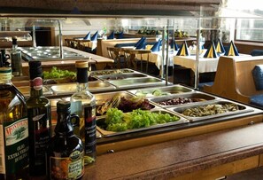 Serveert ontbijt en diner, internationale gerechten