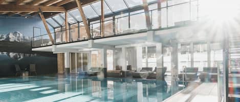 Innenpool, geöffnet von 07:00 Uhr bis 19:30 Uhr, Liegestühle