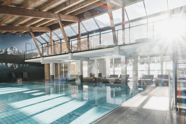 Piscine couverte, accÚs possible de 07 h 00 à 19 h 30, chaises longues