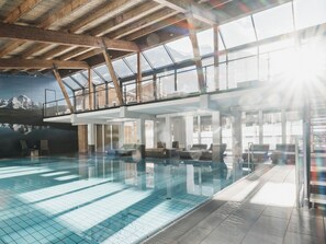 Piscine couverte, accès possible de 07 h 00 à 19 h 30, chaises longues