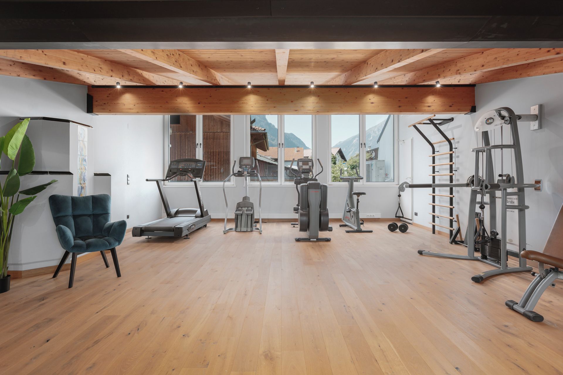 Una palestra con attrezzature per esercizi, tapis roulant e una sedia.