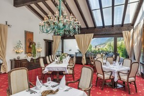 Déjeuner et dîner servis sur place, spécialités Cuisine internationale