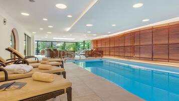 Piscina interna, espreguiçadeiras