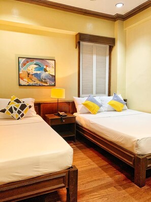 Een bureau, een laptopwerkplek, gratis wifi, beddengoed