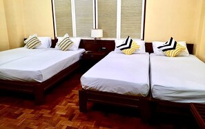 Desk, laptop workspace, free WiFi, bed sheets - Malate Pensionne (Manila)