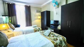 Een bureau, gratis wifi, beddengoed