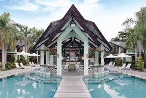 Poolside bar - Acuatico Beach Resort (San Juan)