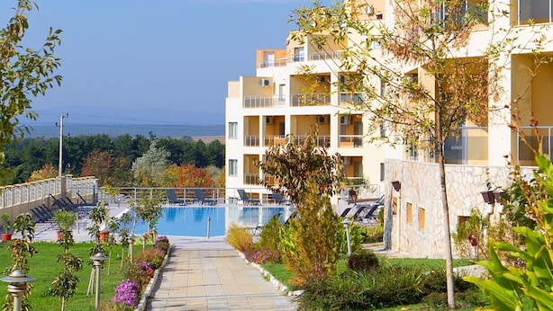 A hotel with a swimming pool, a garden pathway, and a view of the sea. - Byala Panorama Resort (Byala)