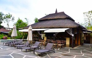 Bar junto a la piscina