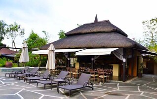 Bar junto a la piscina