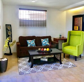 Vila júnior | Sala de estar | TV de tela plana, DVD player