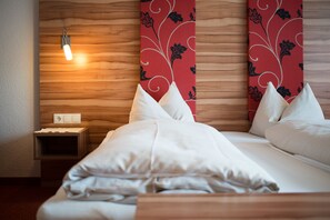 Habitación doble, balcón, vista a la montaña | Escritorio, wifi gratis y ropa de cama