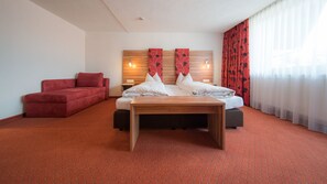 Quarto casal, sacada, vista para a montanha | Escrivaninha, Wi-Fi de cortesia, roupa de cama