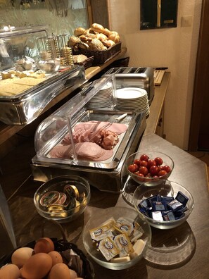 Free daily buffet breakfast  - Gasthof Pension Posthansl (Heiterwang)