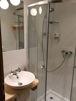 Standard Room | Bathroom | Free toiletries, hair dryer, towels, soap - Gasthof Pension Posthansl (Heiterwang)
