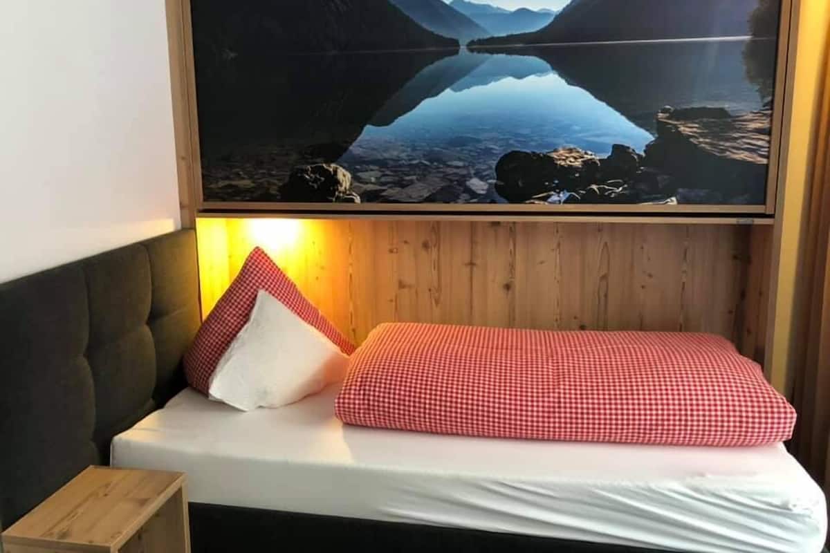 Standaard kamer | Hypoallergeen beddengoed, een kluis op de kamer, een bureau, gratis wifi