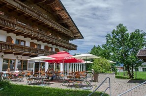 Se sirven comidas, cenas y cocina regional 