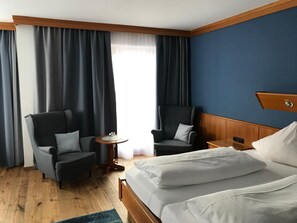 Safe på rommet, skrivebord, barnesenger og ekstrasenger (mot et tillegg)