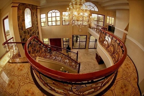 The Q Hotel & Restaurant