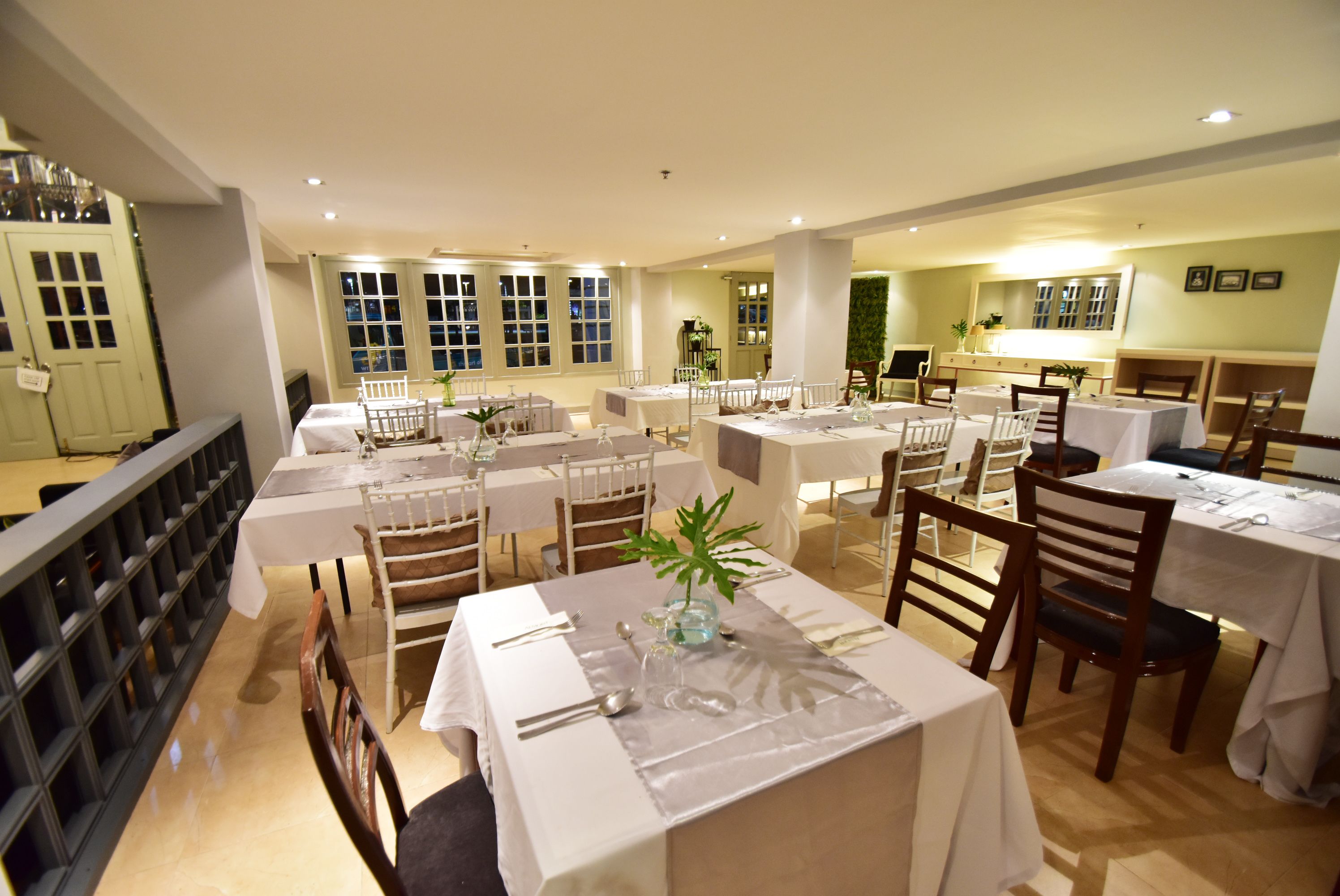 Café da manhã, almoço e jantar; culinária internacional 