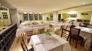 Aamiainen, lounas ja illallinen; kansainvälinen keittiö