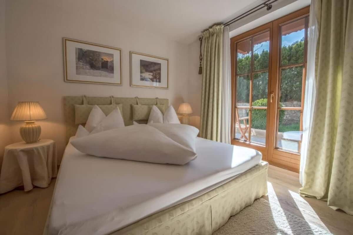 Chambre double, balcon, vue sur la ville | Coffre-fort, systĂšme dâinsonorisation