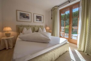Quarto casal, sacada, vista para a cidade | Cofres nos quartos, quartos à prova de som