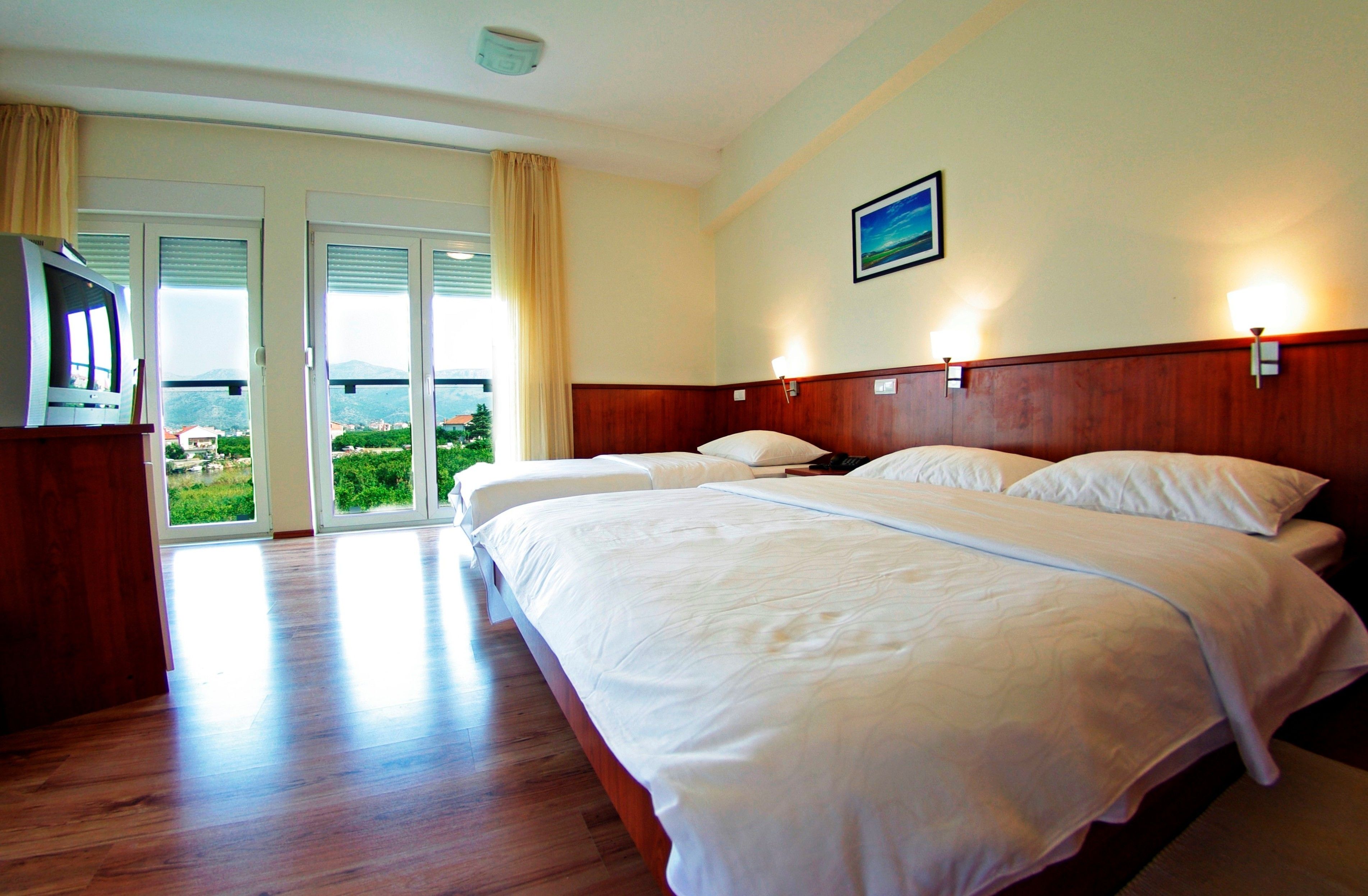 ألحفة محشوة بالريش وميني بار ومكتب ومساحة عمل للكمبيوتر المحمول