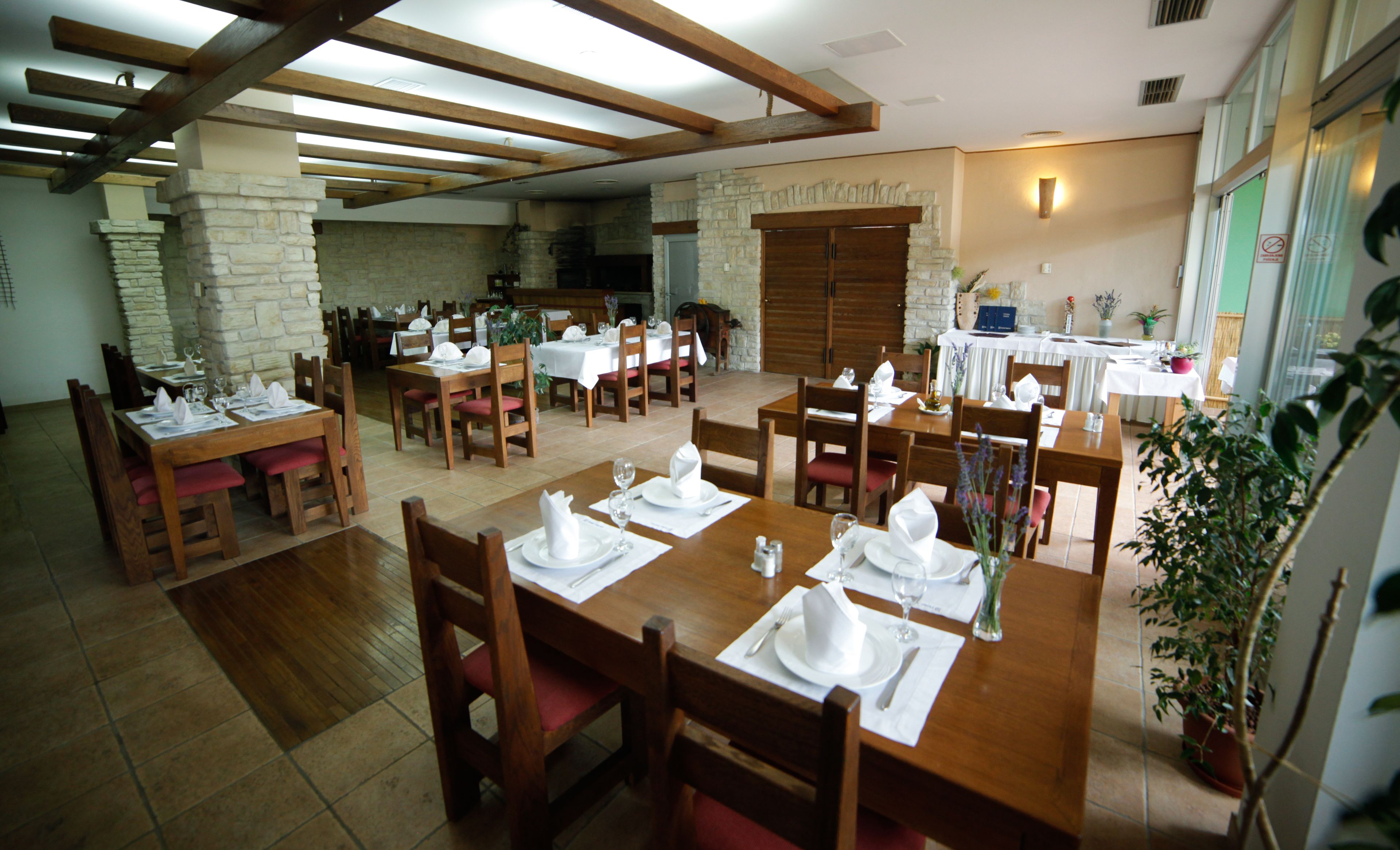 حيث تُقدم وجبات الإفطار، الغداء، العشاء، أطباق البحر المتوسط