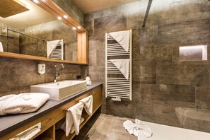 Deluxe suite | Badkamer | Een douche, gratis toiletartikelen, een haardroger, badjassen