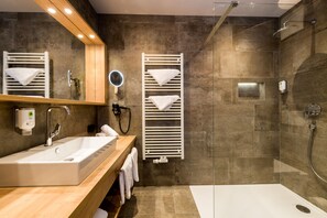 Luxury Suite, 1 Bedroom, Balcony, Mountain View | Bathroom - Wohlfühlhotel Berg Heil (Holzgau)