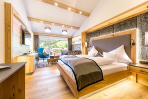 Deluxe suite | 1 slaapkamer, een kluis op de kamer, een bureau, geluiddichte muren