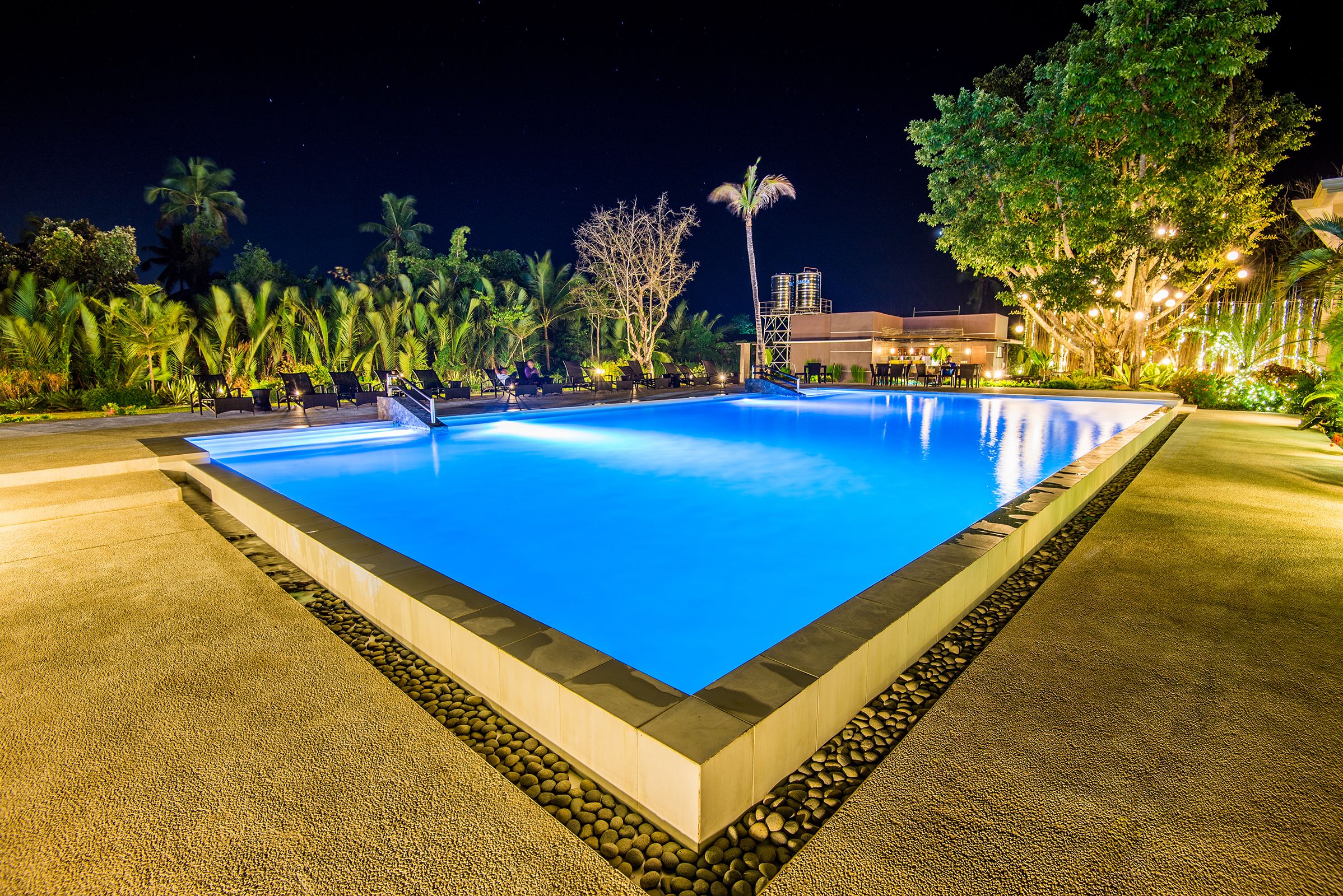 สระว่ายน้ำกลางแจ้ง