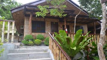 Desk, rollaway beds, free WiFi