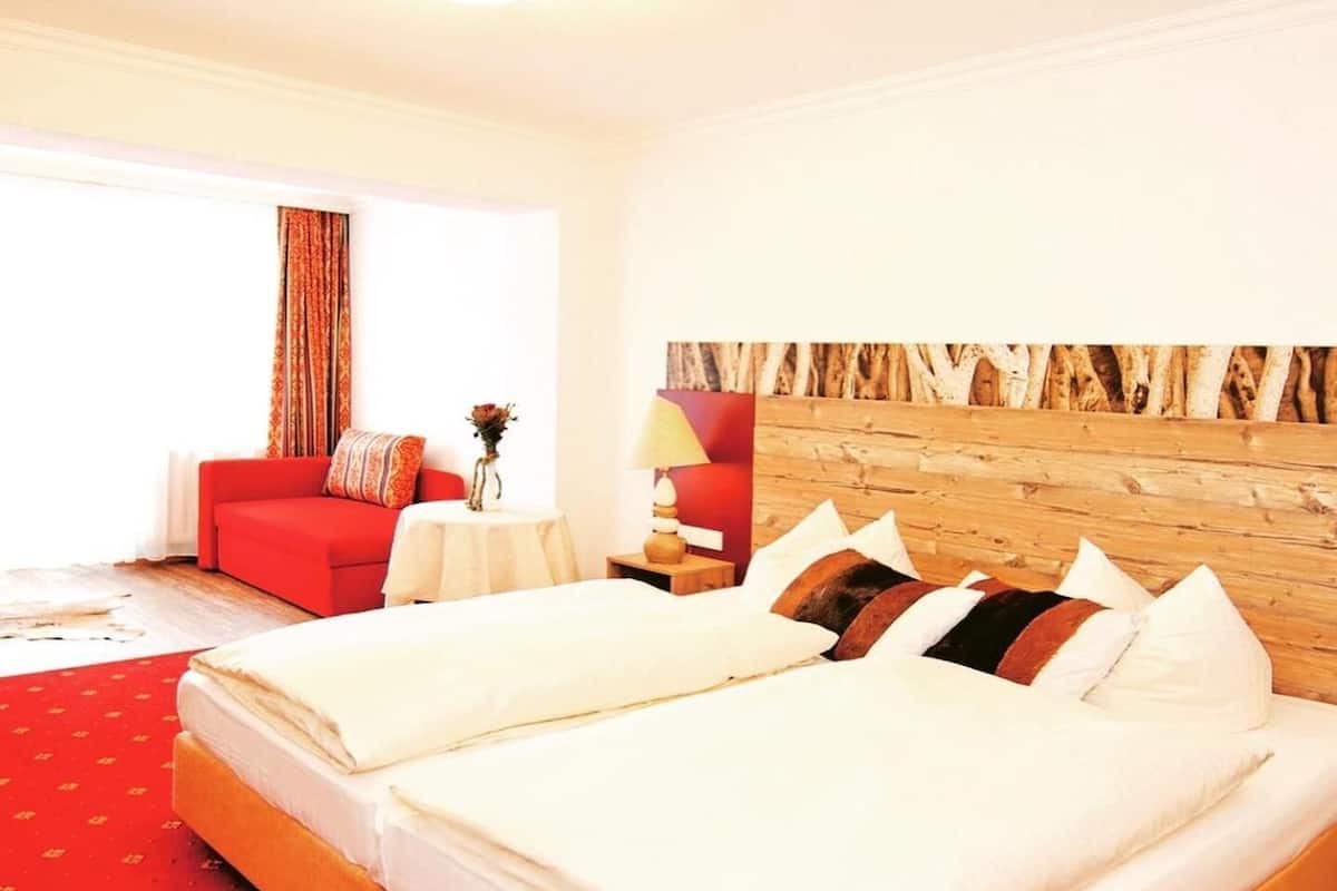 Minibar, in-room safe, desk, WiFi (free)