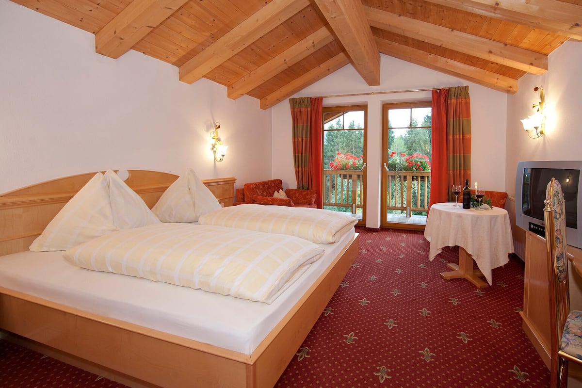 Classic Double Room, 1 Queen Bed | Minibar, in-room safe, desk, WiFi (free)
