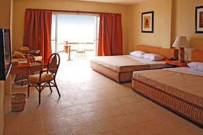 Minibar, in-room safe, desk, rollaway beds - Almont Beach Resort (Surigao)