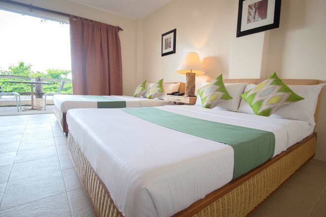 Minibar, Zimmersafe, Schreibtisch, Zustellbetten