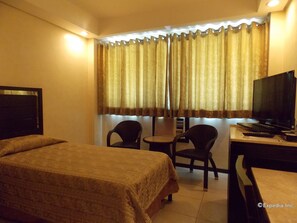 Quarto duplo standard, 2 camas de solteiro, para não fumantes | Escrivaninha, camas extras/dobráveis (sobretaxa), Wi-Fi de cortesia