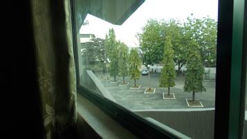 Kamar Twin Standar, 2 Tempat Tidur Twin, Bebas Asap Rokok | Pemandangan dari kamar